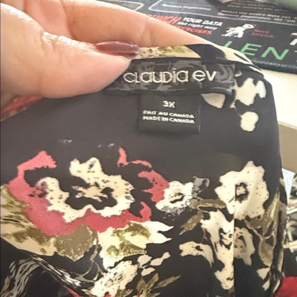 CLAUDIA EV floral plus size flowy front keyhole blouse 3X - Picture 2 of 5